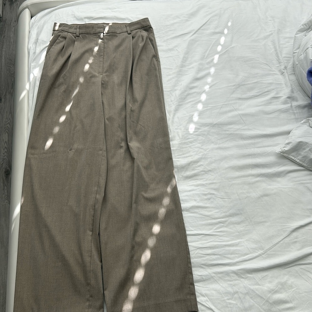 These beige H&M trousers are perfect to dress up or for casual wear!